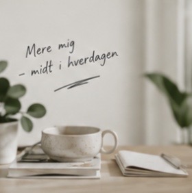 Kop kaffe, plant og notesbog med teksten: Mere mig - midt i hverdagen